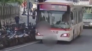 公車突向右偏！　連撞路邊10機車　司機未報警涉肇逃