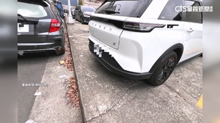 車放停車場被開紅單　警方：壓人行道　市府：業者不合法
