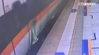 不要命了！　男站列車兩節車廂中間落軌　幸被救起