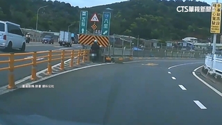 關渡橋直直撞！　騎士下匝道自撞送醫　未掛號逕離