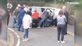 車輛失控橫停太平雲梯路中　熱心民眾合力抬車