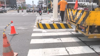 行穿線遭擋！行人「被迫走車道　」市府：拆舊有分隔島
