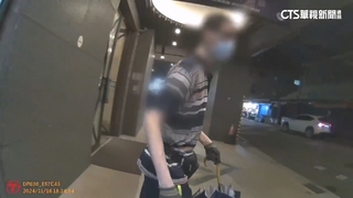 撐傘擋ATM！　男「點打火機」襲警　壓制遭搜出3利器