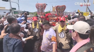 吊車掛鞭炮.鋪大紅地毯　大甲媽過崙子橋進駐嘉義