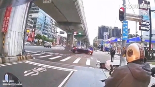 駕駛「快車道」違規右轉　騎士閃避不及遭撞噴飛