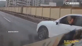 名車不雅手勢挑釁客運　逼車驟停恐涉危險駕駛