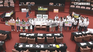 柯建銘為「主位」槓傅崐萁！　藍黨團搬「C位椅」諷