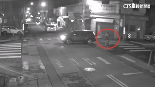 車禍拒繞道！駕駛「辱罵還衝撞」　警破窗拔槍制止