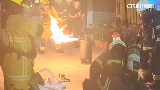 高雄民宅瓦斯桶深夜冒火　消防冒險拖出未釀傷亡