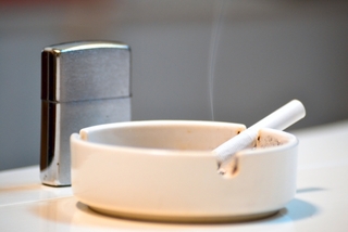 喬裝未成年買菸　近3成業者沒查證件就賣　檳榔攤最常違規