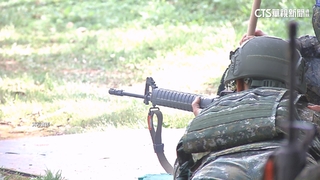 畫具被毀火大！中士持「上膛步槍」　瞄準長官咆哮質問