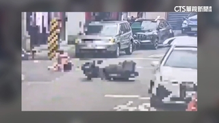 疑誤踩油門！　轎車一路狂撞「衝上車頂」1人傷