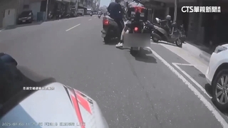 「闖紅燈被罵」氣噗噗！　男故意逼車碰撞　還對騎士動粗