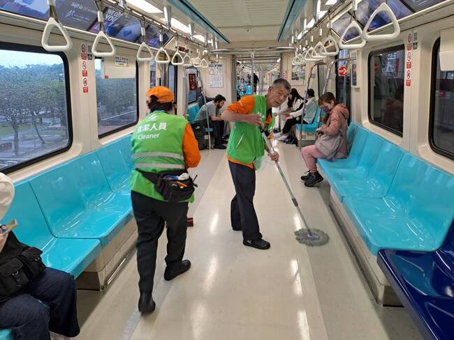 大雨灌進捷運車廂成「滑水道」　北捷澄清「非淹水」：已派員加強清潔 | 華視新聞