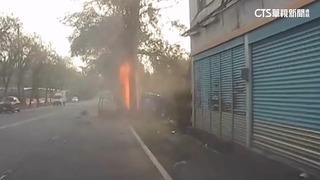碰！燒成火球　小貨車撞路樹起火燃燒.駕駛逃逸