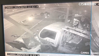 轉彎不慎？轎車「撞斷電桿」路中翻覆　駕駛送醫