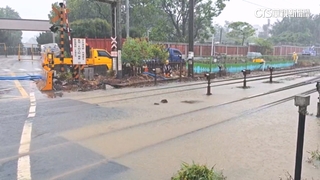 雨炸桃園！台鐵內壢到富岡淹鐵軌　地下道車險滅頂