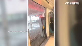 大雨狂灌！水淹北捷淡水站　乘客驚：20年來首遇到