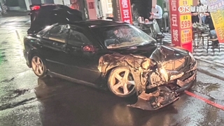 轎車十字路口大甩尾撞進騎樓　警到場搜出喪屍煙彈