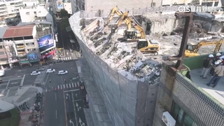 拆飯店牆面崩塌鷹架斜　中市府罰2.7萬限2天改善