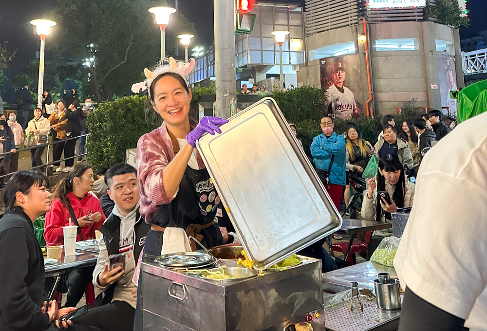 Janet忙翻,笑說時差都沒了。