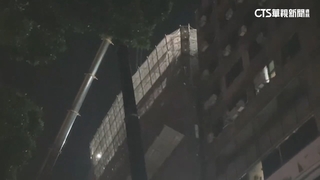 台中市鬧區飯店牆面塌　夜間急調吊車加固