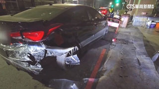 疑深夜下班精神不濟　轎車失控掃倒整排機車