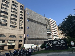 台中中區公園路建案鷹架全面拉回加固　估今日解除交通管制