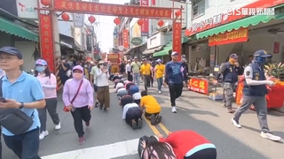 大甲媽到員林　鑽轎底人群占據整條街　排1km等1小時