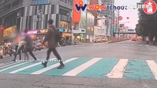 一中街號誌將轉紅行人強行過　義交急吼：退回去