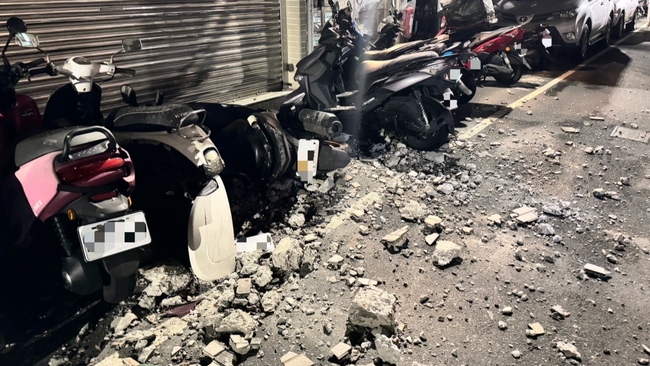三重海砂屋公寓磁磚掉落　6機車遭波及 | 華視新聞