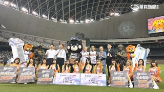警政署長張榮興擔「開球嘉賓」　現身球場宣導防詐