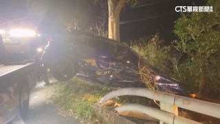 南迴公路盲彎超車！　轎車撞護欄慘摔山谷駕駛無大礙