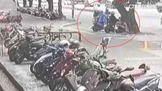 右切超車失敗！　騎士剷倒待轉區3機車　29歲男骨折