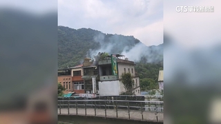 內灣老街「酸梅湯店」火警！　疑倉庫起火　波及鄰宅