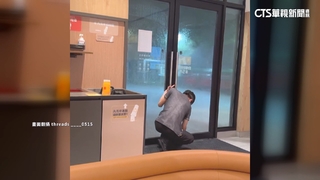 鋒面發威！　桃園入夜強風豪雨　店員「肉身擋門」