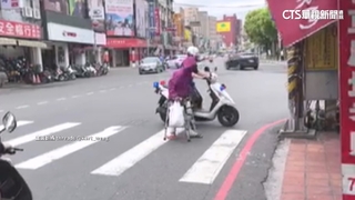 老奶奶持助行器過馬路　暖警上前護人擋車