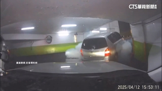大賣場開車驚魂　轎車卡陡坡「滑胎」險撞後車