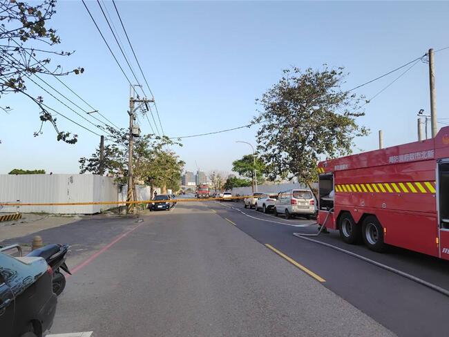新北泰山工地挖破瓦斯管線　濃度5萬多PPM有爆炸疑慮　警消急拉封鎖線 | 華視新聞