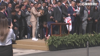 糗爆！　范斯捧NCAA冠軍獎盃　失手摔成兩半