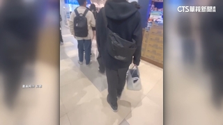 女控逛街遭陌生男跟蹤　提袋平板「鏡頭朝上」疑偷拍