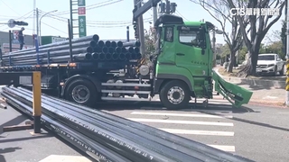 高雄曳引車搶快轉彎碰撞波及3車　鋼管悚噴飛滾地