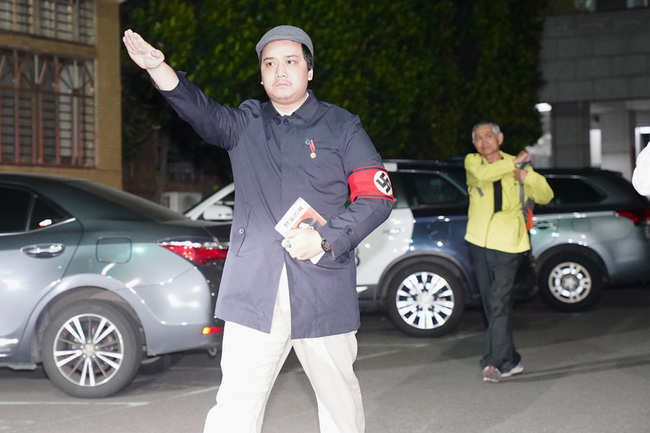 宋建樑展示納粹符號及手勢 外交部嚴厲譴責:極為不當 | 華視新聞