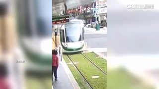 司機累了嗎？　高雄輕軌列車「倒退嚕」　民眾看傻眼