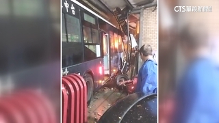 公車車禍撞民宅　屋主控客運不賠.業者：落差2萬