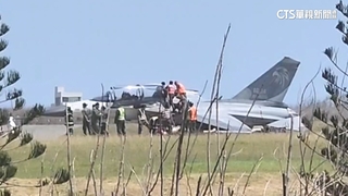 澎湖機場IDF訓練降落出狀況　民眾直擊「砰一聲」冒煙