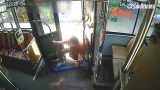 驚險！搭車婦人險遭公車拖行　業者致歉：司機未注意