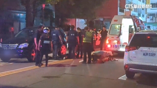 半夜不睡覺！　男開車整路狂飆按喇叭　躺馬路遭逮