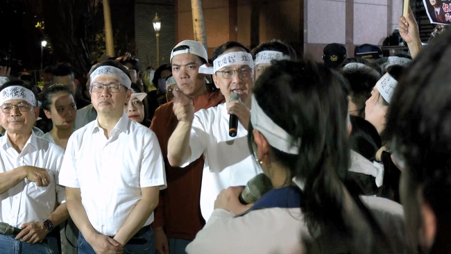 國民黨聚北檢抗議 律師呂秋遠:國民黨淪落成犯罪組織 | 華視新聞