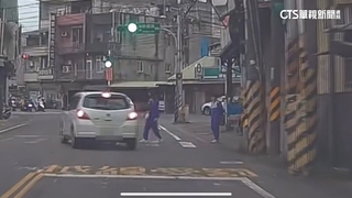 闖紅燈險撞飛過馬路學生　駕駛未停車逆向開走